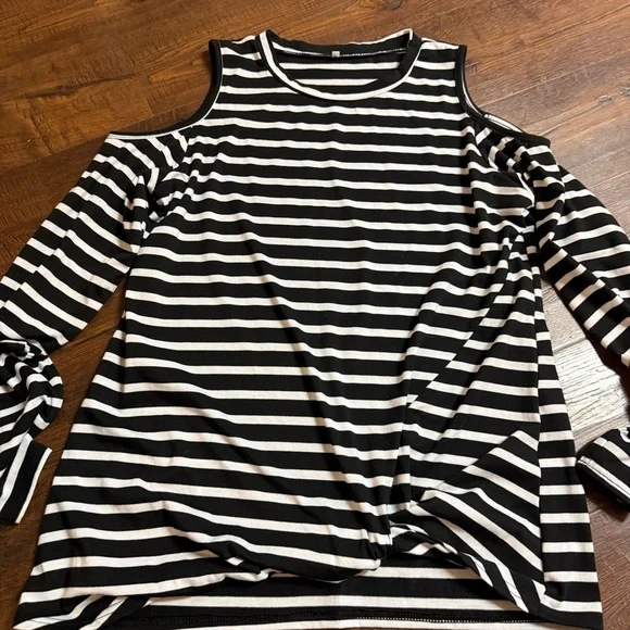 A black and white striped cold-shoulder top with long sleeves - Picture 2 of 7